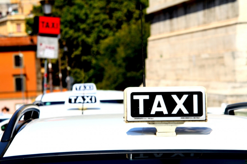 taxis-BARGEMON-min_taxi_auto_rome_road_white-1051610